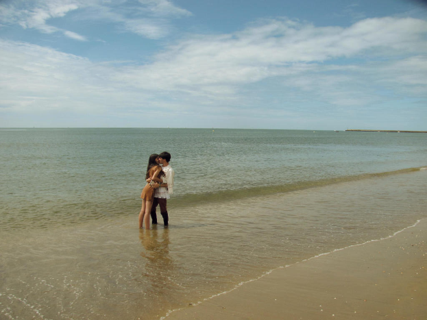 Ein Mann und eine Frau, die sich küssen