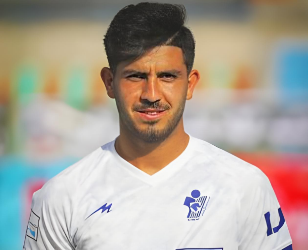 Ein Mann in einem weißen T-Shirt auf einem Fußballfeld während eines Trainings, mit dem Namen "Gonzalo Higuain" unten.