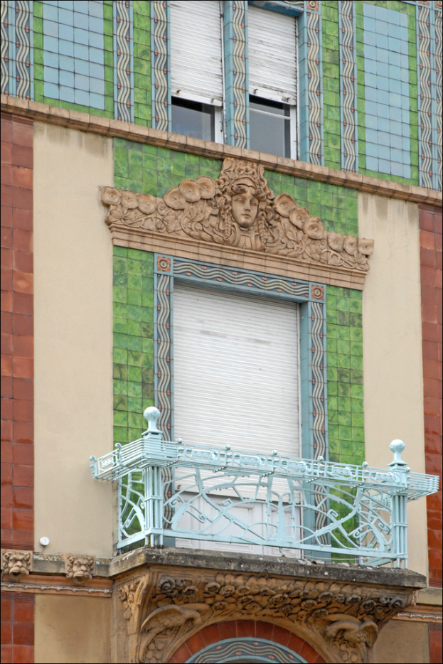 Ein an einer Wand angebauter Unterschlupf mit zwei Fenstern und einer Fensterjalousie oben sowie einem rechts sichtbaren GebÃ¤ude.