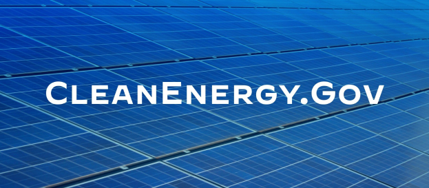 Blauer Solarpanel-Grid mit weißer "Clean Energy Gov"-Text in der Mitte.