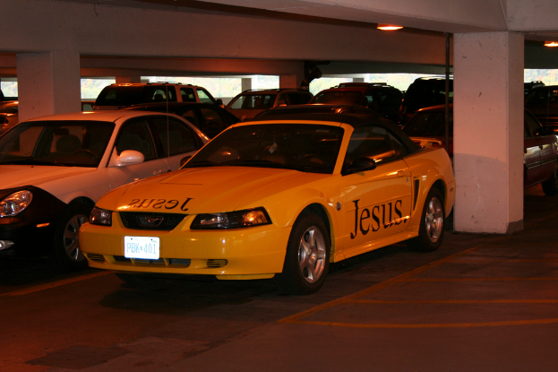 Ein Parkplatz voller Numerous Autos, die in Reihen geparkt sind.