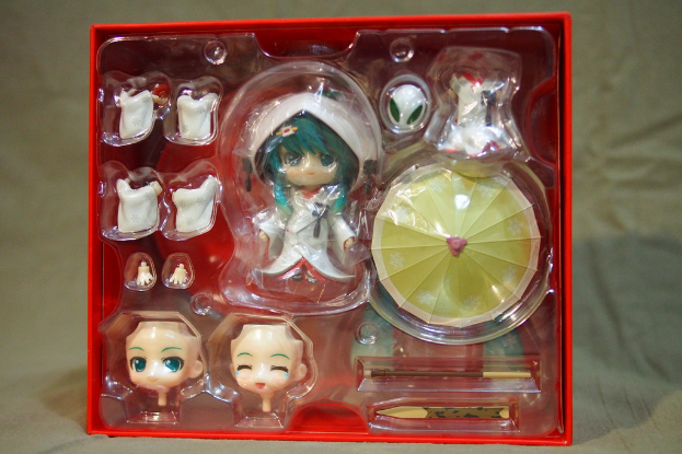 Eine Schachtel mit verschiedenen Spielzeugen.