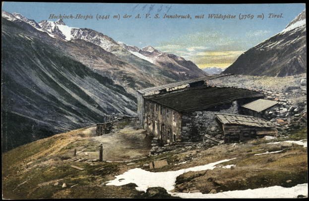 Ein altes Foto einer Berghütte, die in einem verschneiten Gebirgszug eingebettet ist, umgeben von grünem Gras, mit weißen, flauschigen Wolken am Himmel und kursivem Text oben.