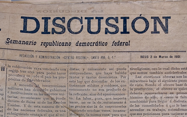 Zeitung mit vergilbten, zerknitterten Papier, schwarzer Tinte Text und der ├ťberschrift "Semanario Rep├║blicano Democr├ítico Federal" mit dem Wort "Diskussion".
