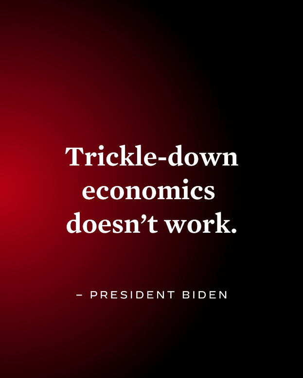Ein Plakat mit fetter, schwarzer Schrift auf einem weißen Hintergrund, eingerahmt von einem dünnen schwarzen Rand, das "Trickle-Down Economics Doesn't Work" verkündet und einen Zitat von Präsident Biden enthält.