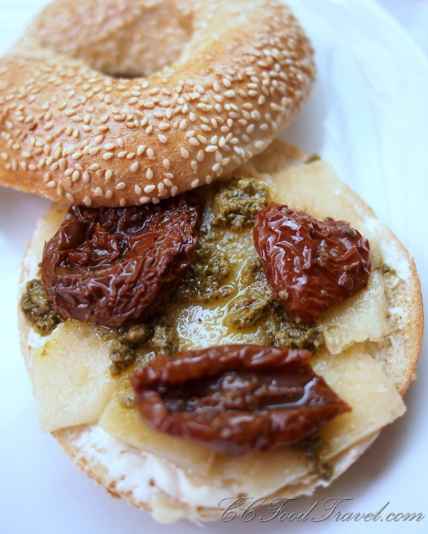 Ein detaillierter Blick auf einen Burger mit sichtbaren Schichten von Zutaten.