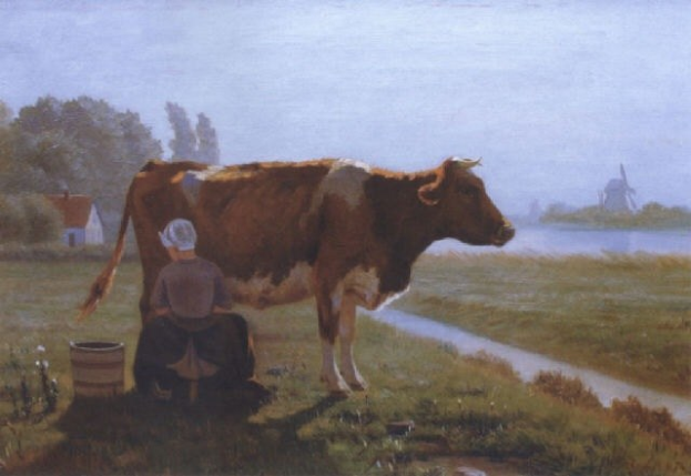 Eine Frau melkt eine Kuh auf einer grünen Wiese, im Hintergrund ein Haus, eine Windmühle und ein Gewässer unter einem blauen Himmel.