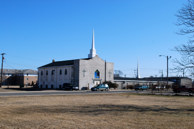 Eine Stadtlandschaft mit zahlreichen Geb√§uden, Autos auf der Stra√Ÿe und B√§umen am Boden.