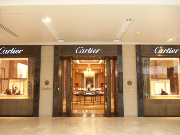 Ein Hotel mit einer Glastür und einem Tisch in der Mitte.