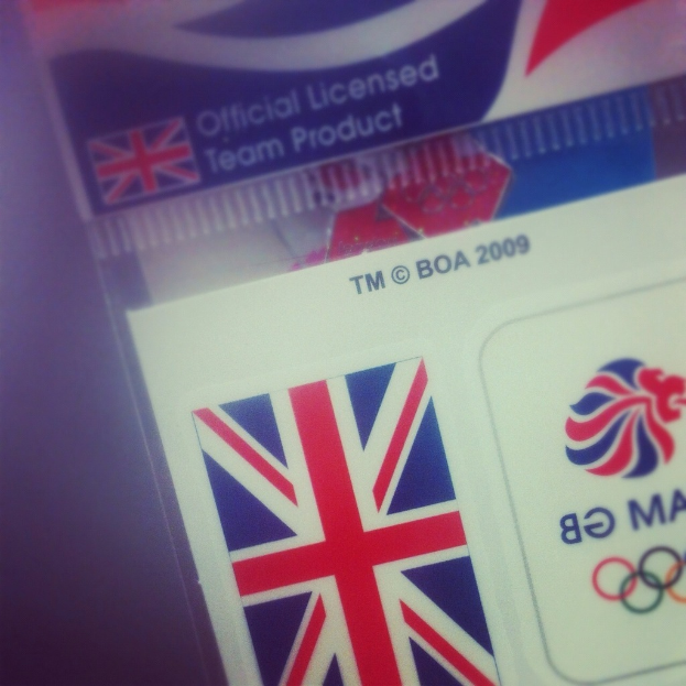 Nahaufnahme eines Personalausweises mit der amerikanischen Flagge und dem Text 'Kritische Lizenz' auf der Vorderseite.