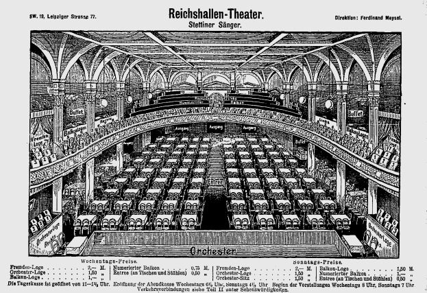 Schwarzer und weißer Architekturplan des Reichshallen-Theaters in Berlin, der den Zuschauerraum mit Sitzreihen, Säulen und Decke zeigt, mit Text unten.