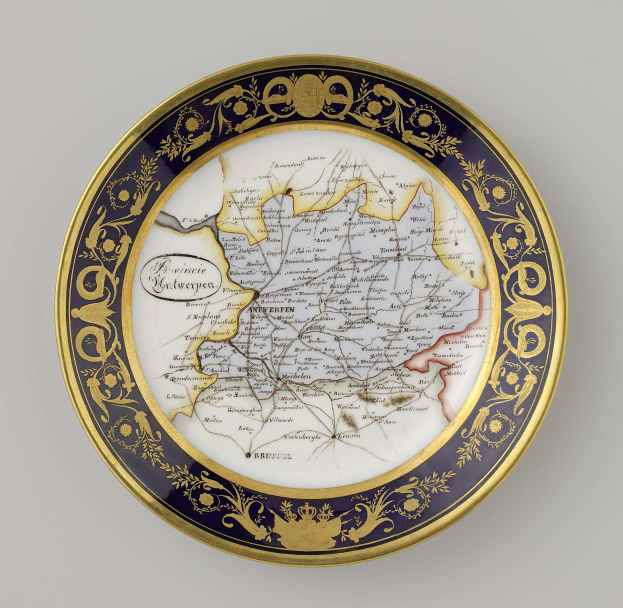 Ein dekoratives Kennzeichen mit einer detaillierten Deutschlandkarte, verziert mit aufwändigen Designs und Texten, auf einem weißen Hintergrund.