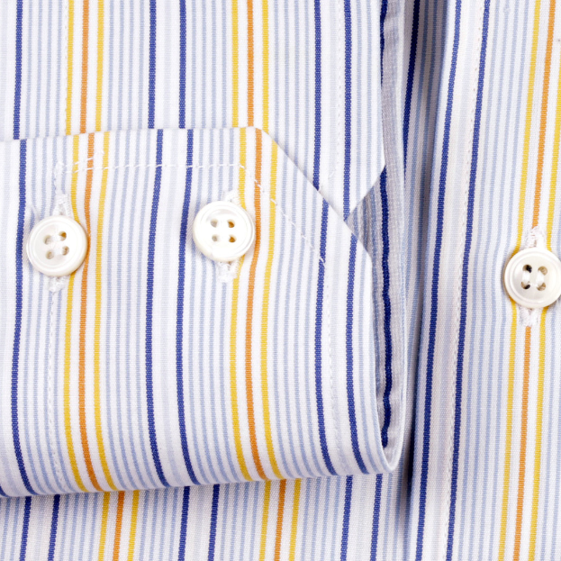 Nahaufnahme eines Hemdes mit einigen Knöpfen