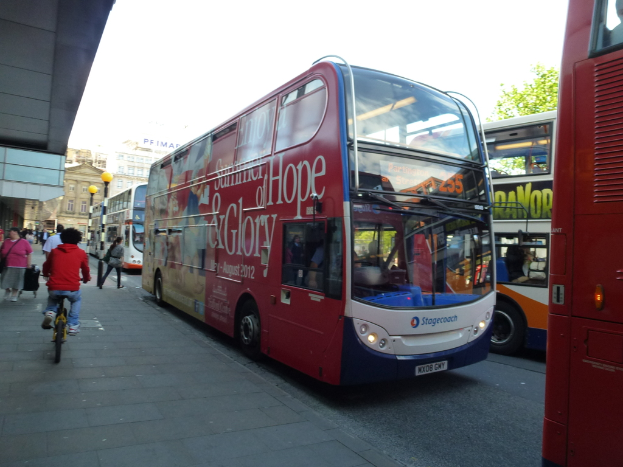 Eine Straße mit Fahrzeugen und Text auf einem Präsentationsfolie.