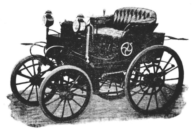 Ein altes Schwarz-Weiß-Foto eines vintage-elektrischen Autos aus den frühen 1900er-Jahren, das eine schlankes Design mit einer gebogenen Dachlinie und einen prächtigen Motor zeigt, vor einem weißen Hintergrund.