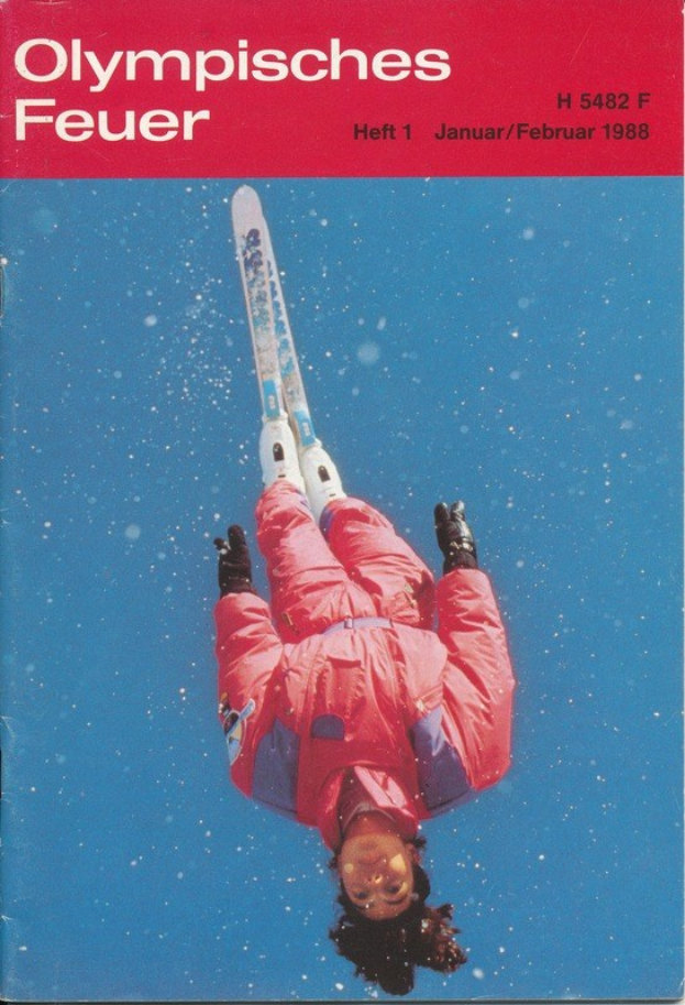 Titelbild einer Olympischen Spiele-Zeitschrift von Januar/Februar 1988 mit einem Skifahrer in der Luft im Ski-Anzug.