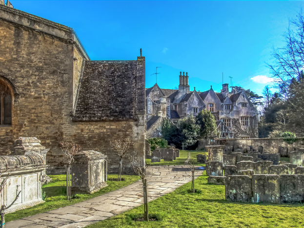 Ein Wohngebiet mit Häusern, Gebäuden und Grünfläche einschließlich Pflanzen, Bäumen und Gras.