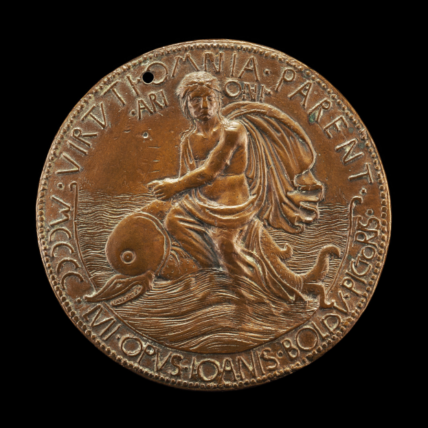 Eine Bronzemedaille mit einer Frau in einer anmutigen Pose mit ausgestreckten Armen und leicht geneigtem Kopf, mit der Inschrift "Medaille" darauf, vor einem schwarzen Hintergrund.