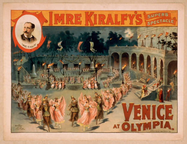 Plakat für Imre Kiralfys Super-Spektakel in Venedig, das kostümierte Künstler vor einem gebogenen und säulengeschmückten Gebäude mit Laternen und Bäumen zeigt.