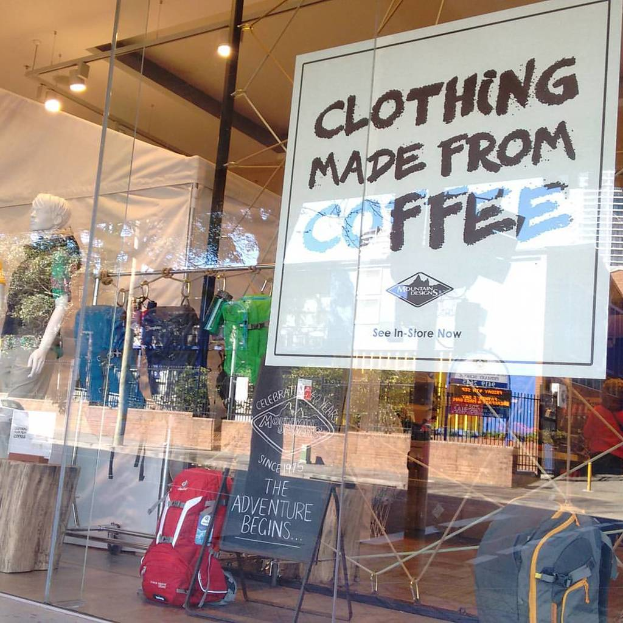 Ein Ladeneinrichtungsbild mit einer Schaufensterpuppe, mehreren Lampen, verschiedenen Gegenständen auf dem Boden und einem Blatt Papier mit Text.