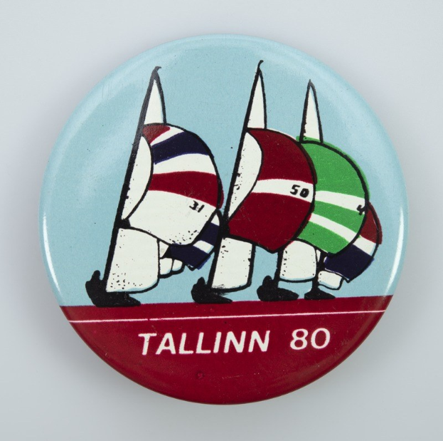 Der lettische EU-Abgeordnete Kols hat Kaja Kallas ein Aufkleber mit einem 'Baltic Chihuahua' auf dem Hintergrund der Flaggen der baltischen Länder gegeben