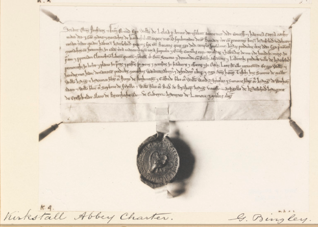 Ein Schwarz-Weiß-Foto eines historischen Dokuments, wahrscheinlich ein Vertrag, mit einem Wachssiegel unten.