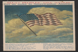 Ein Plakat mit einem amerikanischen Flaggenmast vor einem bewölkten Himmel, mit der Aufschrift 'Viele Menschen Ein Nation, Lasst uns vereinen, um Amerika zu amerikanisieren.'
