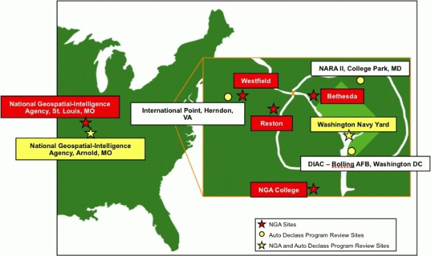 Eine detaillierte Karte der Vereinigten Staaten, die die Standorte der National Geospatial Intelligence Agency hervorhebt, mit fetter Schrift, Flüssen, Bergen und Städten.