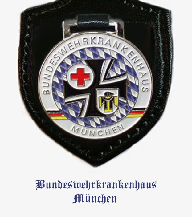 Schwarzes Lederpatch mit rotem Kreuz-Logo, beschriftet mit 'Bundeswehrkrankenhaus München'.