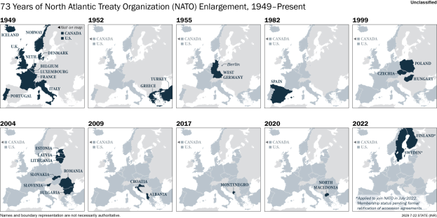 Eine Karte, die die 73-jährige Erweiterung der North Atlantic Treaty Organization (NATO) von 1949 bis heute darstellt, unterteilt in Regionen, die verschiedene Jahre der Erweiterung repräsentieren, mit informativem Text oben.