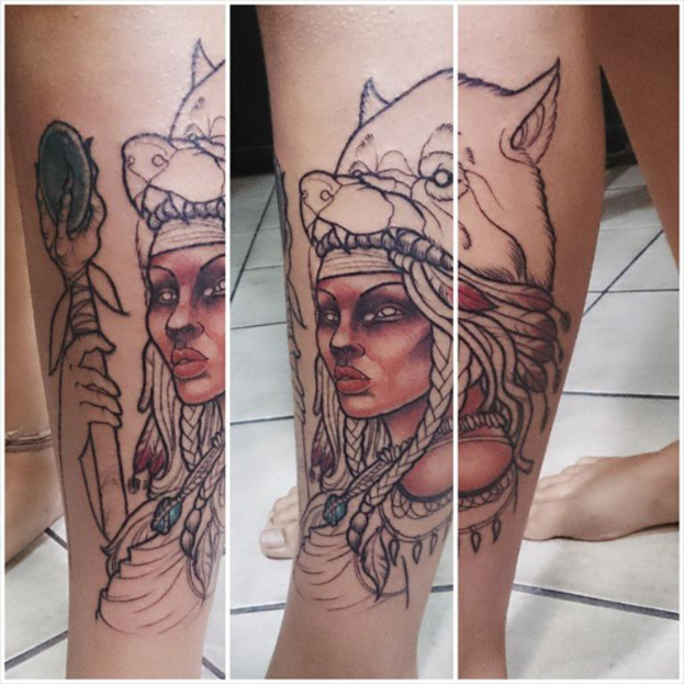 Ein Collage-Bild mit einem sichtbaren Tattoo auf einem Bein.