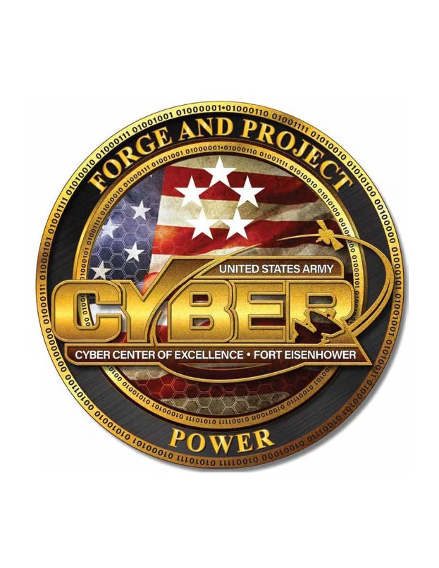 Logo des United States Army Cyber Center of Excellence, Fort Eisenhower, mit einem blauen Kreis mit einem weißen Stern und dem Text "Forge and Project Cyber Power" darunter.