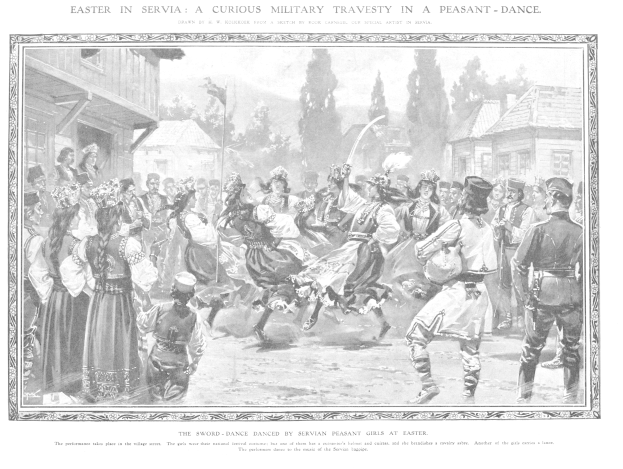 Schwarz-weißes Bild einer tanzenden Gruppe vor einem Publikum mit Häusern und Bäumen im Hintergrund und einem Text unten, der lautet: "Ostersonntag in Servia: Eine kuriose militärische Travestie in einem Bauerntanz."