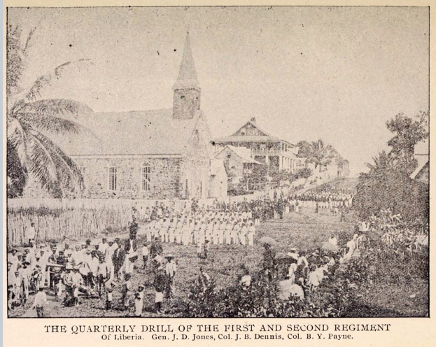 Eine Gruppe von Menschen steht vor einem Gebäude, umgeben von Bäumen und Pflanzen, mit Text unten, der "Das vierteljährliche Manöver des ersten und zweiten Regiments von Liberia" liest.