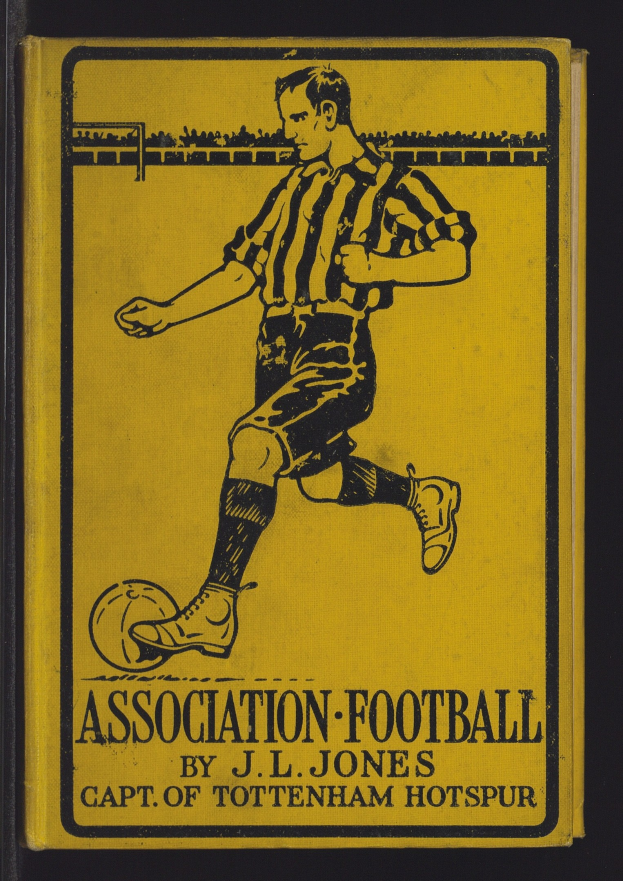 Buchumschlag mit einem Mann in Fußballkleidung, der entschlossen einen Fußball kickt, betitelt mit "Association Football by J.L. Jones".