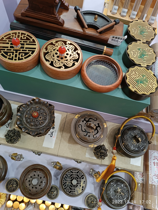 Ein Tisch mit verschiedenen chinesischen Räucherstäbchen, Schachteln, Papieren mit Text und anderen Gegenständen, die wahrscheinlich bei einer chinesischen Neujahrsfeier verwendet werden.
