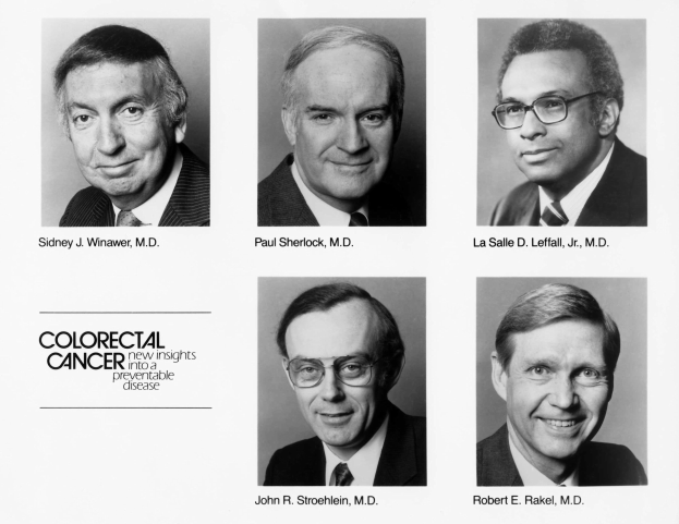 Schwarzes und weißes Foto von sechs Männern in Anzügen und Krawatten, jeder trägt eine Brille, mit dem Text "Darmkrebs: Neue Einblicke in eine verhütbare Krankheit" darunter.