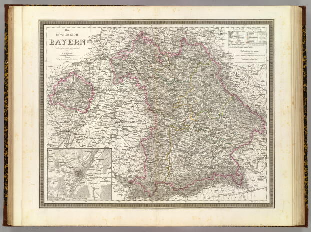 Ein altes Buch mit einer detaillierten Karte von Bayern, die Städte, Ortschaften und geografische Merkmale zeigt, sowie begleitenden Text mit zusätzlichen Informationen.