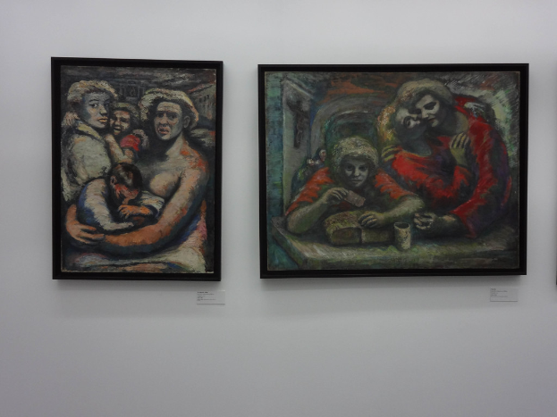 Zwei Fotorahmen mit Gemälden von Menschen sind an einer weißen Wand angebracht.