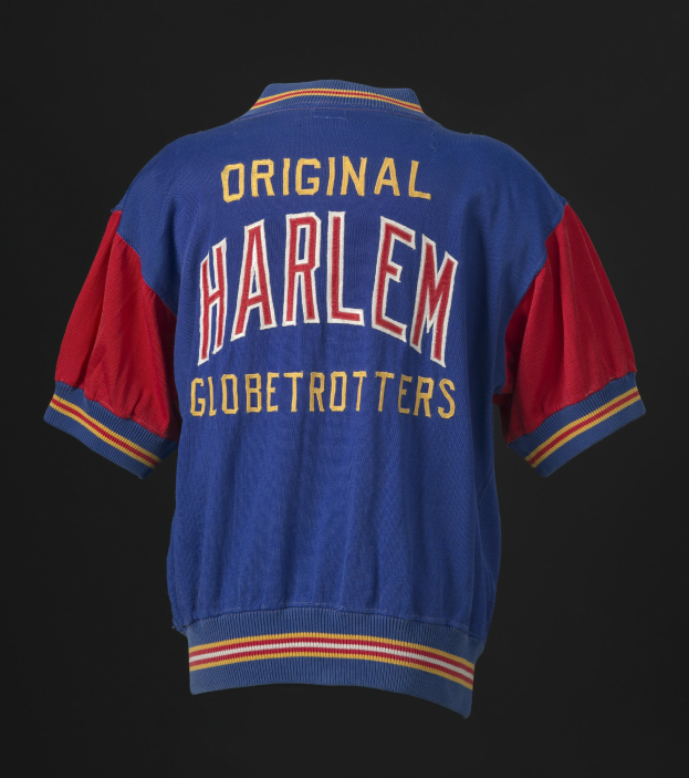Varsity-Jacke mit "Harlem Globetrotters"-Text in fetter schwarzer Schrift auf blauem und rotem Hintergrund, mit gerippter Kragen-, Ärmel- und Saumbewehrung.