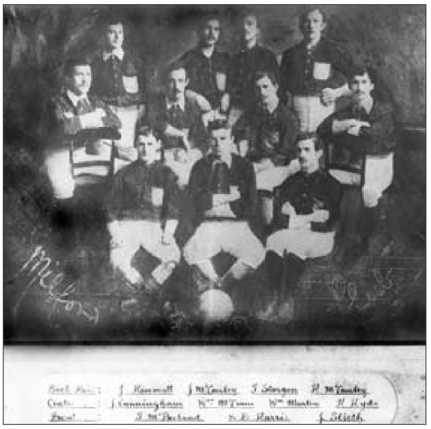 Schwarzes und weißes Foto einer Fußballmannschaft aus den 1920er Jahren, die in einem Halbkreis sitzt und steht, mit Text unten, der wahrscheinlich den Namen des Teams und das Jahr angibt.
