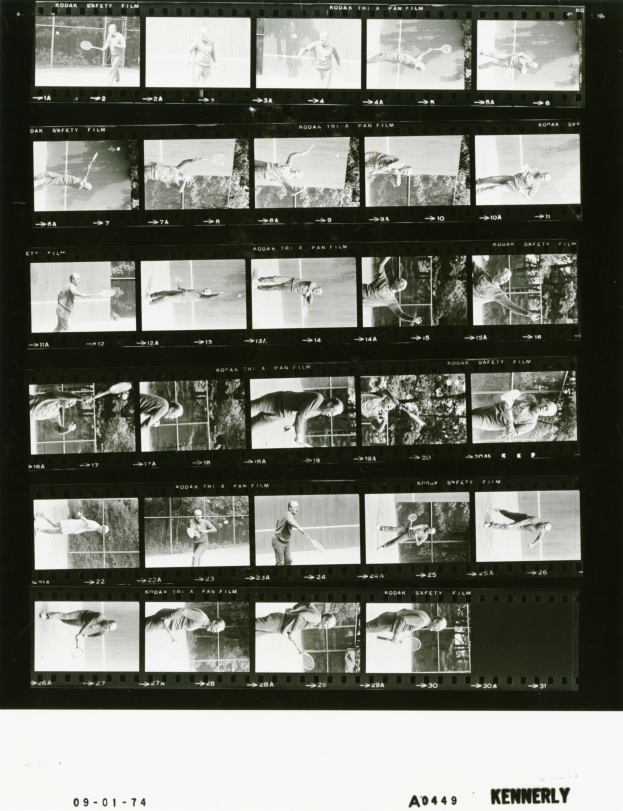 Ein Schwarz-Wei├č-Foto eines Mannes in einem wei├čem Hemd und Shorts, der einen Tennisschl├Ąger h├Ąlt und konzentriert schaut, mit einem Filmstreifen im Hintergrund.