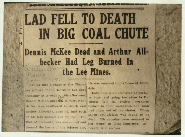 Eine Schwarz-Weiß-Zeitung mit der fetten Überschrift "Junge fiel in großen Kohleschacht zu Tode"