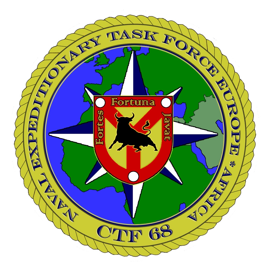 Ein blauer Kreis mit einem weißen Stern, einer weißen Taube und einem weißen Rand, der den Text "Naval Expeditionary Task Force Europe" in fetter schwarzer Schrift enthält.