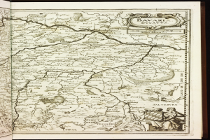 Offenes Buch mit detaillierter Karte von Bayern, einschließlich Städten, Dörfern, Flüssen und geografischen Merkmalen, mit begleitendem Text.
