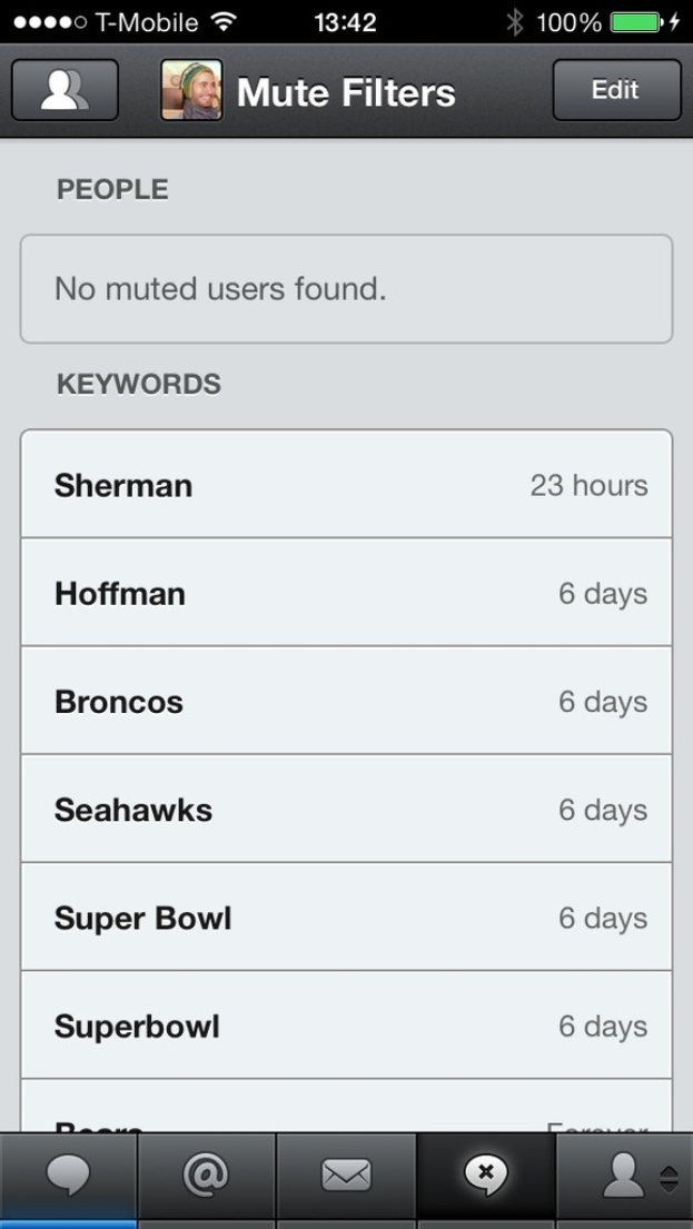Ein Mobilbildschirm zeigt ein WiFi-Symbol und eine Batterieanzeige von 100% oben, mit Logos unten.