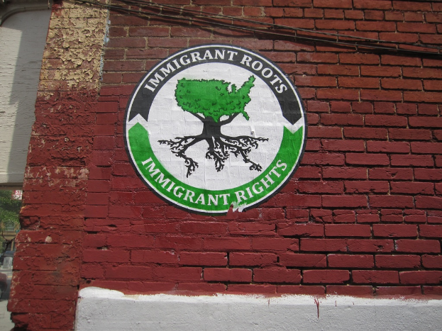 Ein Plakat auf einer Ziegelwand.