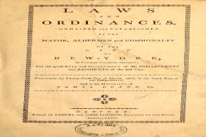 Ein altes Buch mit dem Titel "Gesetze und Verordnungen, erlassen und festgesetzt von dem Bürgermeister, Alderman und Gemeinheit der Stadt New York" auf dem Einband.