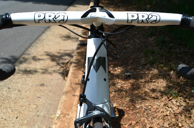 Ein Fahrrad ist zentral positioniert mit einer Straße auf der linken Seite zu sehen.