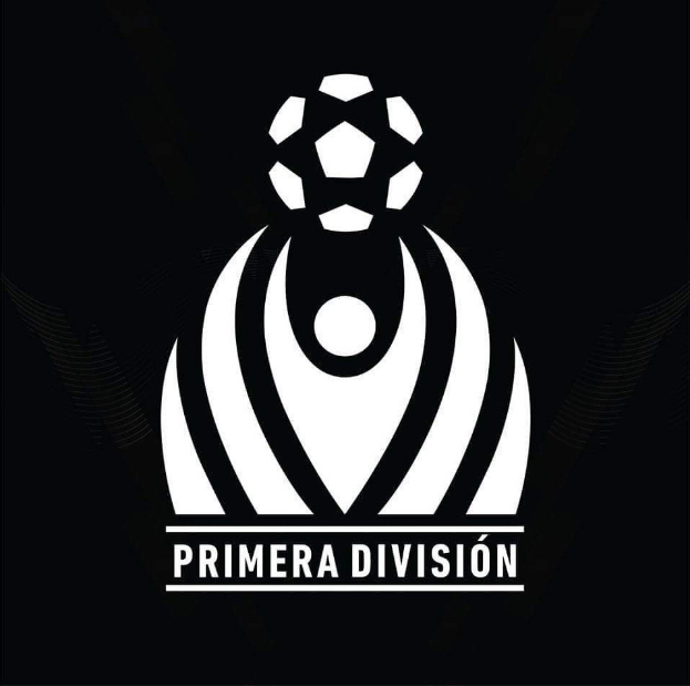 Schwarzer und weißer Fussball mit "Primera Division" in weißer Schrift über ihm, umgeben von einem weißen Kreis mit schwarzem Rand auf schwarzem Hintergrund.
